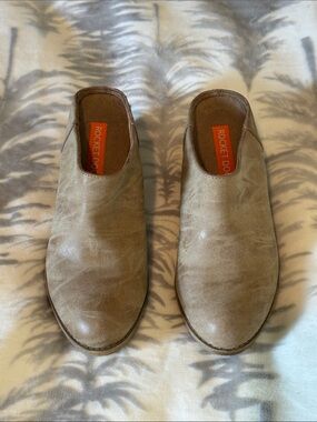 ROCKET DOG Women’s Slip-On Loafers in Taupe Brown